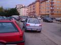 Неправилно паркиране автомобили върху тротоар и в обратна на движението посока в ж.к. "Младост 1А" в София.
