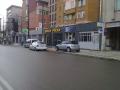 Полицейска кола е паркирала неправилно , докато полицайте си купуват кюфтета от магазина