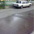 Шофьор запушил изцяло тротоара точно пред входа на столично училище в учебно време.
